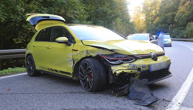 Verunfallter VW heute Nachmittag auf der B249 (Foto: S.Dietzel) Verunfallter VW heute Nachmittag auf der B249 (Foto: S.Dietzel)