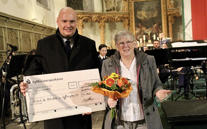 B&uuml;rgermeister Steffen Grimm (li) &uuml;berreichte Heidi Meister (re.) vom Verband der Behinderten den Ehrenamtspreis 2022 (Foto: Eva Maria Wiegand)