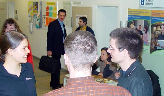 Abiturienten informieren sich (Foto: A. Schelenhaus)