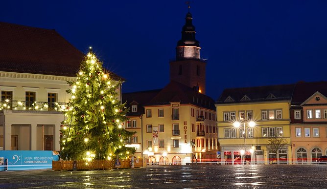 Weihnachtlich geschmückter Marktplatz in Sondershausen (Foto: Alexander Strien) Weihnachtlich geschmückter Marktplatz in Sondershausen (Foto: Alexander Strien)