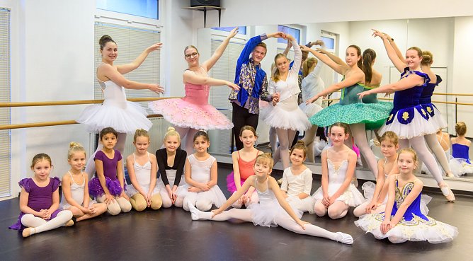 Weihnachtliche Ballettaufführungen mit dem Tanzstudio Rsdeva (Foto: Marco Kneise) Weihnachtliche Ballettaufführungen mit dem Tanzstudio Rsdeva (Foto: Marco Kneise)