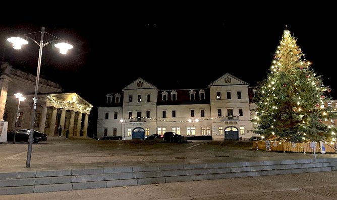 Marktplatz von Sondershausen im weihnachtlichem Glanz (Foto: Eva Maria Wiegand) Marktplatz von Sondershausen im weihnachtlichem Glanz (Foto: Eva Maria Wiegand)