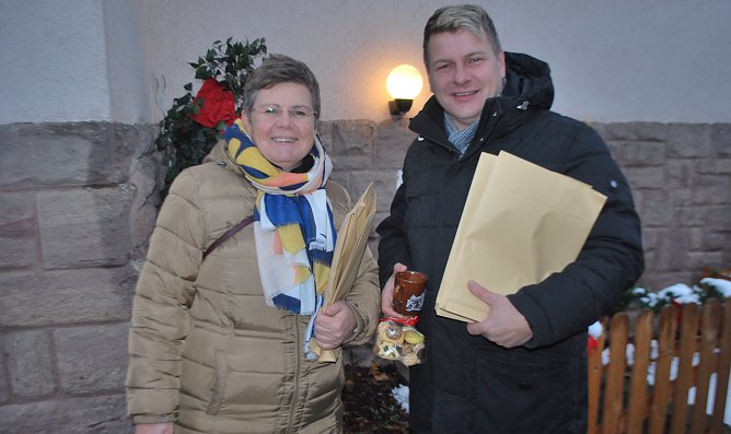 Weihnachtsmarkt zum 30-j&auml;hrigen Jubil&auml;um der Kindervilla in Bad Frankenhausen. B&uuml;rgermeister Mathias Strejc (re.) und Silvana Sch&auml;ffer, stellvertretende Kreisvorsitzende der CDU Kyffh&auml;userkreis, begr&uuml;&szlig;ten die G&auml;ste (Foto: Katrin Milde)