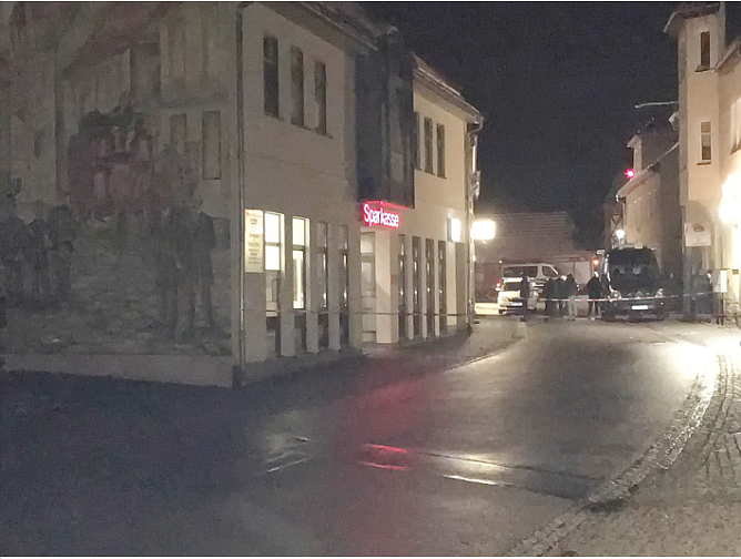 Nach einer Attacke auf einen Geldautomaten sucht die Polizei Zeugen (Foto: Feuerwehr�Bottendorf/S. Dietzel)