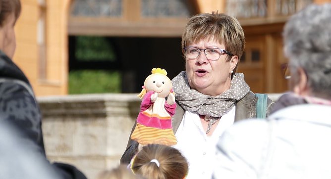 Stadtführerin Heike Günther mit ihrer Handpuppe "Prinzessin Güntherine" (Foto: SMG Sondershausen) Stadtführerin Heike Günther mit ihrer Handpuppe "Prinzessin Güntherine" (Foto: SMG Sondershausen)