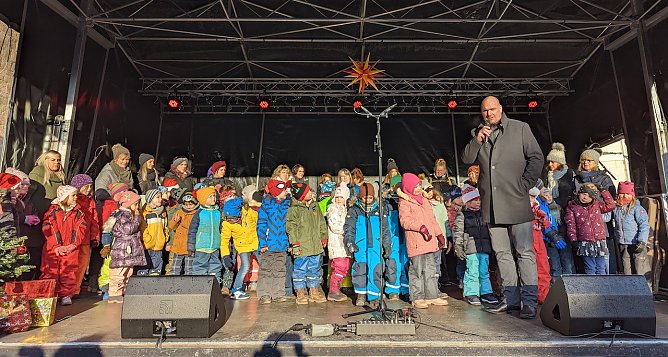 B&uuml;rgermeister Grimm er&ouml;ffnete den Sonderh&auml;user Weihnachtsmarkt 2022 (Foto: Stadtverwaltung Sondershausen)