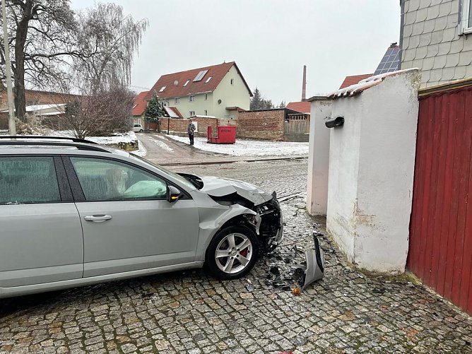 Glätteunfall in Niederspier (Foto: S. Dietzel) Glätteunfall in Niederspier (Foto: S. Dietzel)