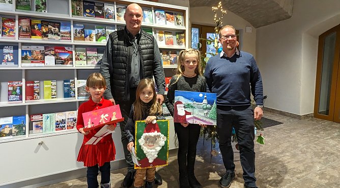 Die Gewinner des Malwettbewerbs mit B&uuml;rgermeister Grimm zum Siegerfoto (Foto: Stadtverwaltung Sondershausen)