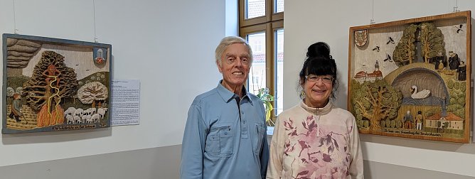  Tura Jursa (re.) er&ouml;ffnet eine Ausstellung &uuml;ber Harzer Sagen im Rathausfoyer. Gemeinsam mit ihrem Ehemann Heinz Jursa widmet sie sich Holzschnitzarbeiten &uuml;ber Sagen, Mythen und Legenden. (Foto: Janine Skara)