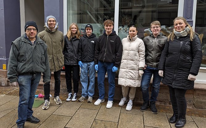 Schlossmuseumsleiterin Dr. Carolin Sch&auml;fer (rechts), R&uuml;diger Br&uuml;ggemann, Geschichtslehrer Martin Brauer und Sch&uuml;lerinnen und Sch&uuml;ler des Geschwister-Scholl Gymnasiums trafen sich am Internationalen Tag des Gedenkens an die Opfer des Holocaust in der Innenstadt von Sondershausen, um gemeinsam die Stolpersteine zu putzen. (Foto: Janine Skara)
