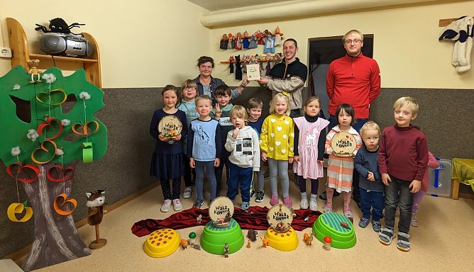 Die Kinder der Kita-K&auml;ferland kennen sich gut mit dem Wald und der Natur aus, daf&uuml;r erhielten sie den W&auml;ldk&ouml;nnerpreis (Foto: Janine Skara)