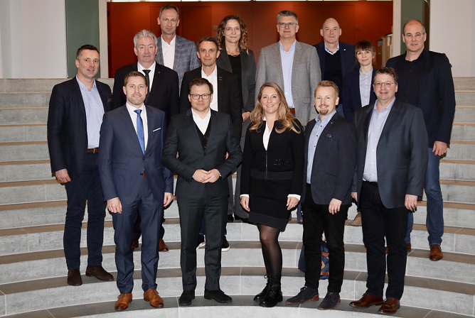 NUV-Delegation im Bundeskanzleramt (v.l.): Niels Neu, Christian Hotze, Michael Seifert, Sven D&ouml;rmann, MdB Carsten Schneider, Alf Grabinsky, Jana Z&ouml;ller, Carina Schmidt-Pf&ouml;rtner, Andr&eacute; Materlik, Marcel K&uuml;bler, Andreas Triftsh&auml;user, Claudia Rheinl&auml;nder, Thomas Seeber, Landrat Matthias Jendricke (Foto: NUV)