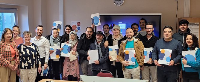 600 Stunden Deutschunterricht absolviert. Teilnehmerinnen und Teilnehmer freuen sich &uuml;ber ihre Zertifikate zur bestandenen Deutschpr&uuml;fung (Foto: VHS Sondershausen)