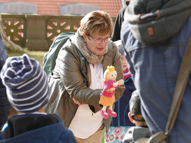 "Prinzessin G&uuml;ntherine" erz&auml;hlt den Kindern spannende Geschichten. Mit der Handpuppe agiert die G&auml;stef&uuml;hrerin Heike G&uuml;nther   (Foto: SMG Sondershausen)