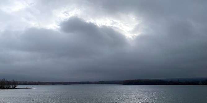Viele Wolken und st&uuml;rmische Winde (Foto: oas)