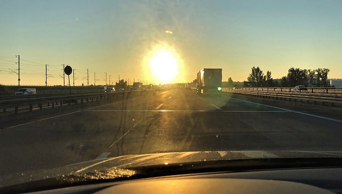 Bei tief stehender Sonne kann die Sicht auf die Stra&szlig;e stark eingeschr&auml;nkt sein (Foto: ADAC Hessen-Th&uuml;ringen)