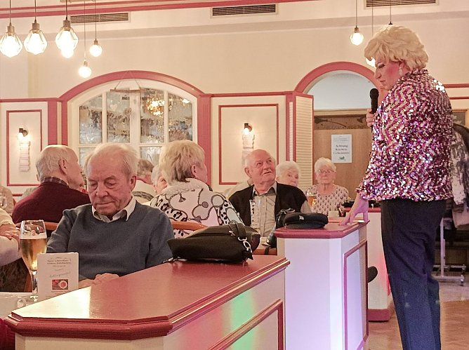 Travestieshow zur Frauentagsfeier (Foto: T.Leipold)