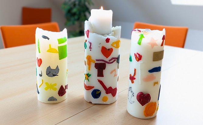 Mit dem Anz&uuml;nden der Kerze und dem Anbringen von individuellen Wachsfiguren endet ein Begleitungsprozess in Gedenken an die Verstorbenen. (Foto: Janine Skara)