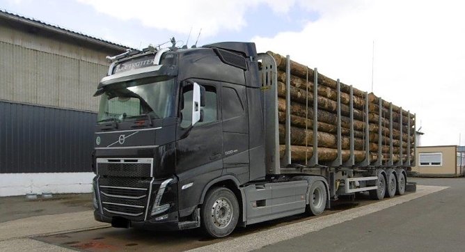 &Uuml;berladener polnischer Holzfrachter (Foto: Autobahnpolizei)