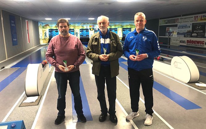 Die Kreismeister der Senioren A-C v.l.n.r.: Kl.-D.Arnold (B,Ro&szlig;leben) - Gerhard Gerold (C,Artern) u. Steffen Bertram (A,Ro&szlig;leben), mspG Knut Herzau. (Foto: Knut Herzau)