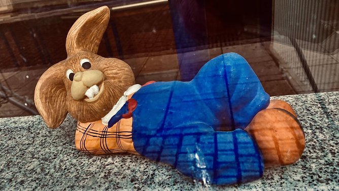 Hat es sich in unserer Osterwahrnehmung sch&ouml;n bequem gemacht: Meister Lampe (Foto: oas)