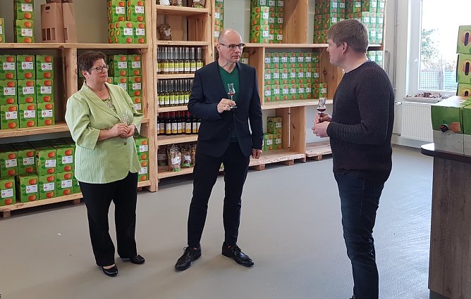 Staatssekret&auml;r Torsten Weil (Mitte) zu Besuch in der Saftkelterei Donndorf in der Hohen Schrecke (Foto: Frank Neumann)