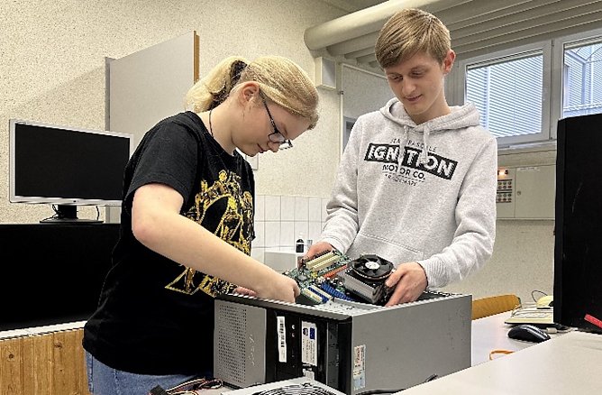 Carolina Krause und Justin Klos aus der Klasse BG 22 W/T im Fach  angewandte Technik (Foto: Jonas Mohr)