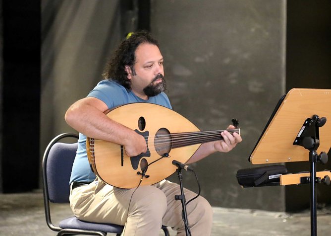 Wassim Mukdad begleitet die "Perlenfischer" mit der Oud (Foto: Theater Nordhausen) Wassim Mukdad begleitet die "Perlenfischer" mit der Oud (Foto: Theater Nordhausen)