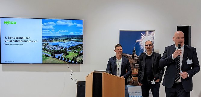  B&uuml;rgermeister Steffen Grimm (re.) bedankte sich bei WAGO-Werksleiter Klaus Halbfas (Mitte) und Ausbildungsleiter Marcel Matzschke (links) f&uuml;r die Einladung zum Unternehmeraustausch bei WAGO (Foto: Janine Skara)
