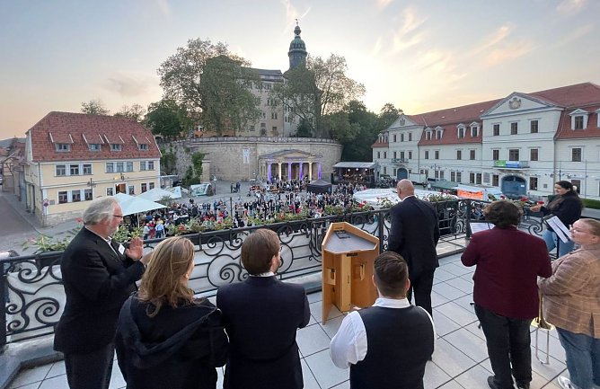 B&uuml;rgermeister der Stadt Sondershausen, Steffen Grimm,  er&ouml;ffnete das Fest vom Balkon des Sondersh&auml;user Rathauses (Foto: Janine Skara)