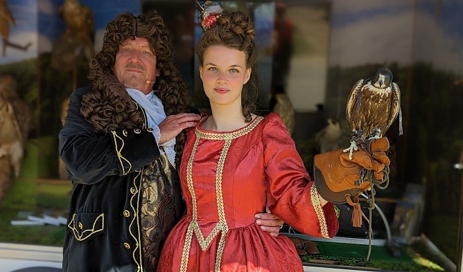 v.r. F&uuml;rstin Wilhelmine-Christiane (verk&ouml;rpert von Michelle Bose) und ihr Gemahl F&uuml;rst Christian Wilhelm (verk&ouml;rpert von Matthias Mitteldorf) pr&auml;sentierten sich mit einem echten Falken auf dem 20. Residenzfest in Sondershausen (Foto: J. Skara)