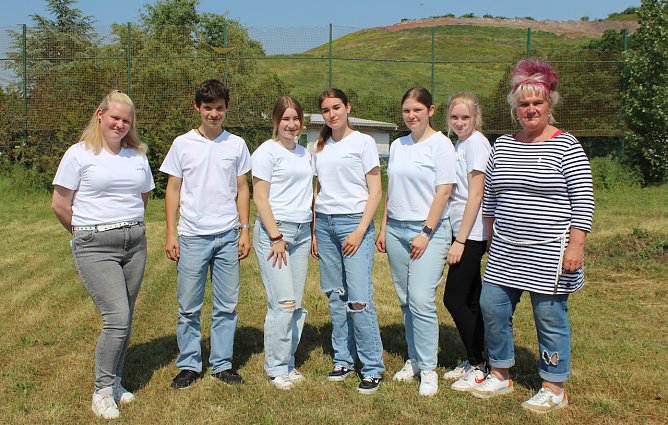 Sch&uuml;lerinnen und Sch&uuml;ler des SBZ Kyffh&auml;userkreis, mit ihrer Lehrerin Frau Melzer, sorgten f&uuml;r leckere Canapees und Getr&auml;nke beim ersten Spatenstich f&uuml;r den Berufsschulen-Campus in Sondershausen (Foto: Eva Maria Wiegand)