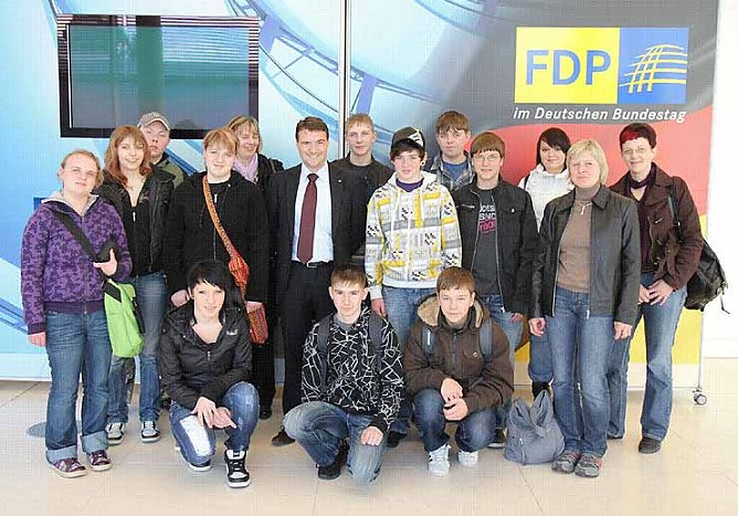 MdB Kurth mit Schulklasse (Foto: FDP)