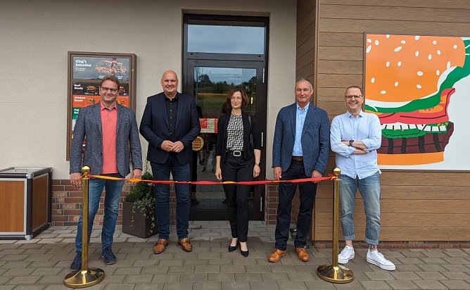 v.l.n.r. Bauherr Sven Schubert, B&uuml;rgermeister Steffen Grimm, Silke Hambrock von der Kyffh&auml;usersparkasse, Betreiber Bernd Leinemann sowie Projektentwickler Tobias Schneegans  (Foto: Janine Skara)