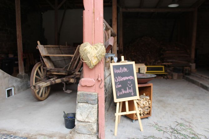 Der Hof ist liebe- und geschmackvoll ausgestaltet (Foto: oas)