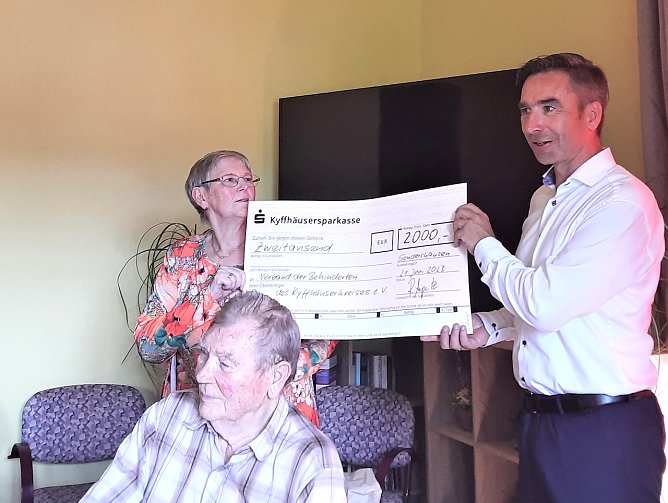 Ren&eacute; Leipnitz, Vorstandsvorsitzender der Kyffh&auml;usersparkasse  und Vorstandsvorsitzender der Stiftung &uuml;bergibt Spendenscheck an den Verband der behinderten (Foto: Dorothea Kieper)