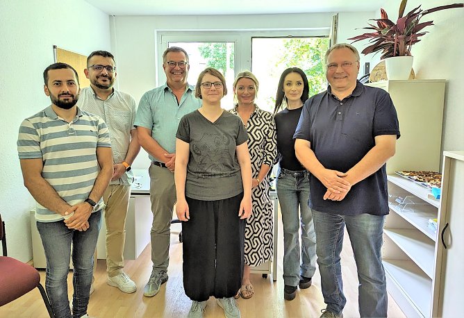 (v.l.n.r.): Thinka-Mitarbeiter Wael Kasm Ismail, Hendrik H&ouml;ser und Volker Stietzel von der Gl&uuml;ckauf Sondershausen Wohnungsgenossenschaft, Stadtteilb&uuml;roleiterin Jasmin Rebekka Harzer, das Thinka-Team Katrin Sieber und Susanne Stadermann sowie FAU Gesch&auml;ftsf&uuml;hrer J&uuml;rgen Rauschenbach. (Foto: Janine Skara)