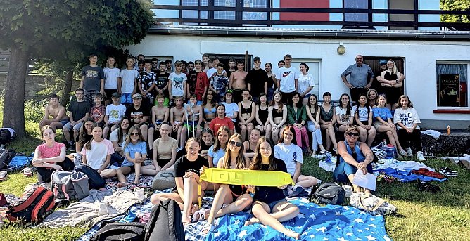 Gemeinsam Leben retten: Die Sch&uuml;ler der Franzberg-Regelschule mit Lehrerin Carolin &Ouml;zbek (2. Reihe von hinten, 8. v. r.), Bergbadchefin Mandy G&ouml;ssel (2. Reihe von vorn, rechts) und B&uuml;rgermeister Steffen Grimm (hinten 3.v.re.). (Foto: Janine Skara)