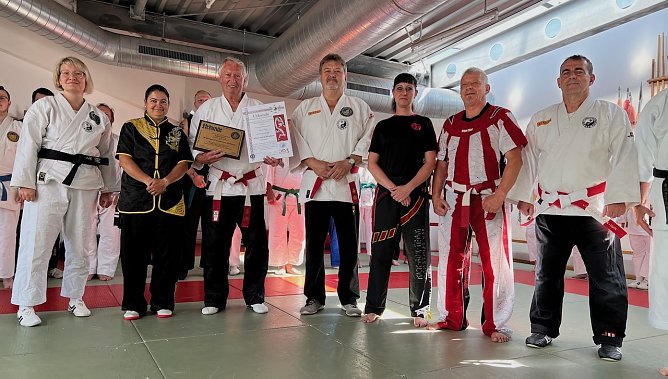 Pr&auml;sident Thomas K&ouml;hler (2.v.r.); Ehrenpr&auml;sident und Vorsitzender der Kampfkunstschule Artern Werner Bank (3.v.l.);�Der gesamte Landesvorstand begl&uuml;ckw&uuml;nschte Alfred Horn zu seinem Jubil&auml;um (Foto: Markus Laqua - Erfurt)