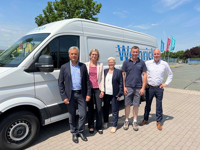 Neues Team f&uuml;r Nordth&uuml;ringen: (v.l.) Stefan Moritz (Gesch&auml;ftsf&uuml;hrer), Claudia Wende, Gabriela Pogadl, Michael Bosse, Silvio Schulz (Gesch&auml;ftsf&uuml;hrer)    (Foto: Weinrich-Gruppe)