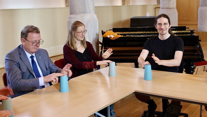 Ministerpr&auml;sident Bodo Ramelow (Die Linke) besuchte die Landesmusikakademie in Sondershausen und beteiligte sich an einen kleinen Percussionsworkshop. Foto re. Musikdozent Karlson Wagner (Foto: Eva Maria Wiegand)