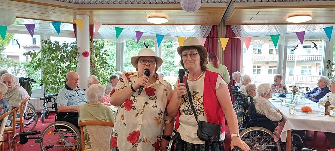 Minna und Uschi beim Sommerfest der AWO Seniorenresidenz Udo-Stiemerling-Haus" (Foto: Koschinek) Minna und Uschi beim Sommerfest der AWO Seniorenresidenz Udo-Stiemerling-Haus" (Foto: Koschinek)