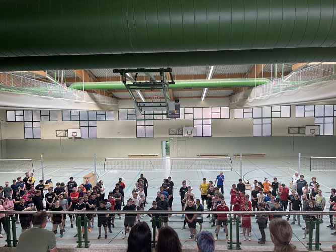 Aufstellung zum Volleyballturnier (Foto: A. Heim)