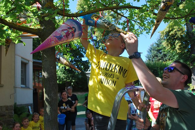 Anton freut sich &uuml;ber seine Zuckert&uuml;te in der Kindervilla im Bad Frankenhausen (Foto: Katrin MIlde)