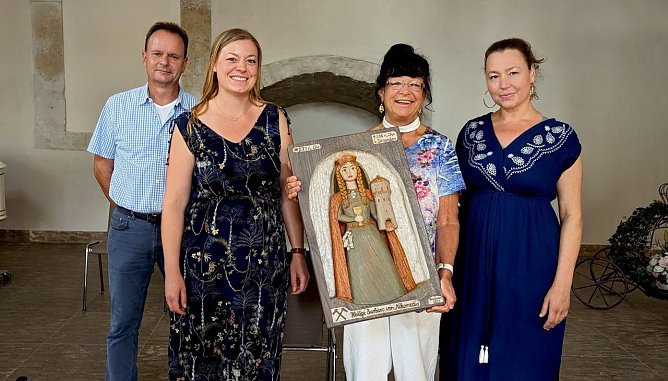 Tura Jursa (2.v.re.) &uuml;berreichte ihr Werk der heiligen Barbara an die Mitarbeiter der Stadtverwaltung Karsten Kleinschmidt (li.), Dr. Carolin Sch&auml;fer (2.v.li) und Claudia Langhammer (re.). (Foto: Janine Skara)