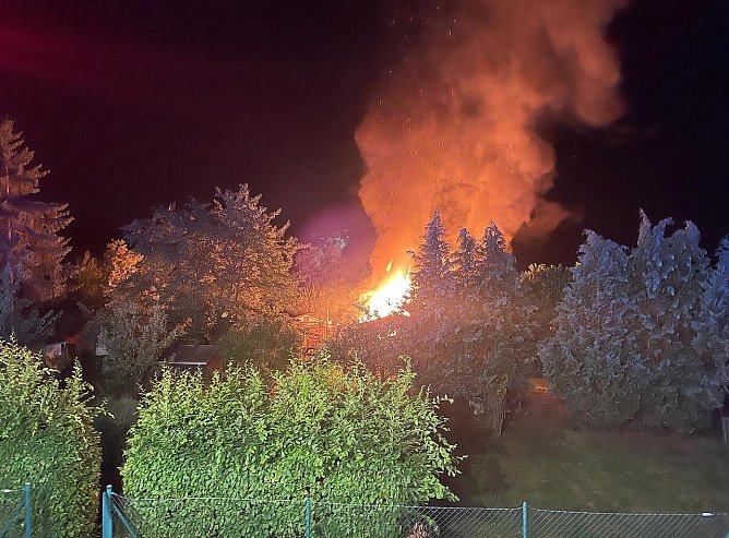 Gartenlaube in Vollbrand in der gestrigen Nacht (Foto: S. Dietzel)