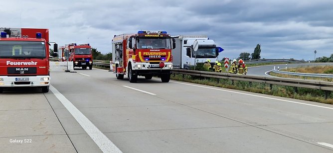 Siebenstündige Sperrung der a 38 mit kilometerlangem Stau gestern (Foto: Feuerwehr Sundhausen) Siebenstündige Sperrung der a 38 mit kilometerlangem Stau gestern (Foto: Feuerwehr Sundhausen)