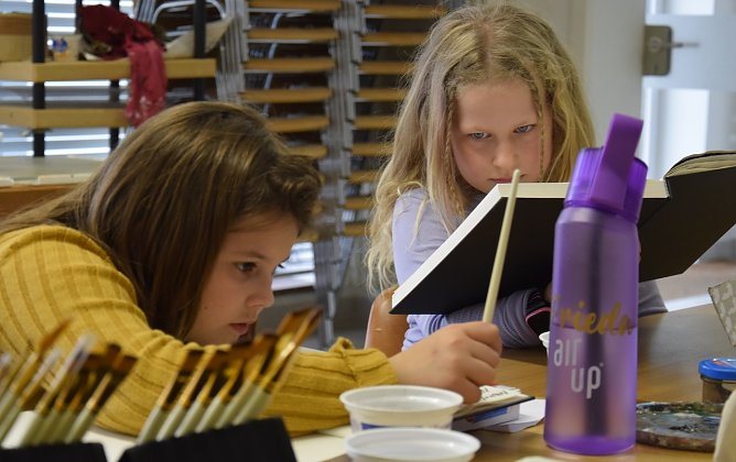 Frieda und Jette beim Malen in ihren Skizzenb&uuml;chern (Foto: Fred B&ouml;hme/Archiv Panorama Museum)