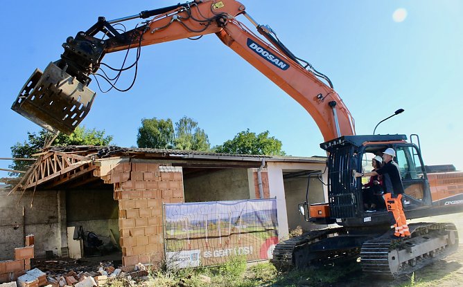 Landr&auml;tin Antje-Hochwind-Schneider rei&szlig;t unter professioneller Anleitung zum Baubeginn der GS Kyffh&auml;userland in Bendeleben ein altes Geb&auml;ude mit dem Bagger ab (Foto: Eva Maria Wiegand)