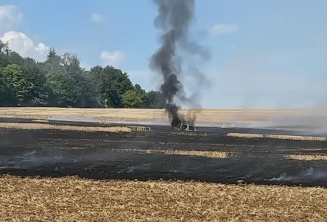 Flächenbrand auf einem Feld bei Seega (Foto: Feuerwehr/ Silvio Dietzel) Flächenbrand auf einem Feld bei Seega (Foto: Feuerwehr/ Silvio Dietzel)